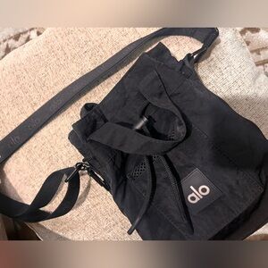 alo crossbody bucket bag